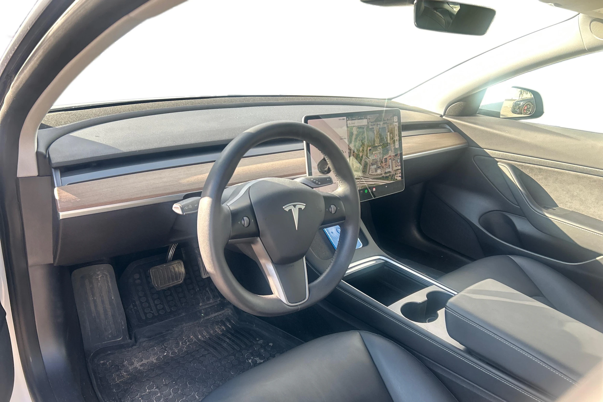 valkoinen Tesla Model 3 2021 kuva 3.