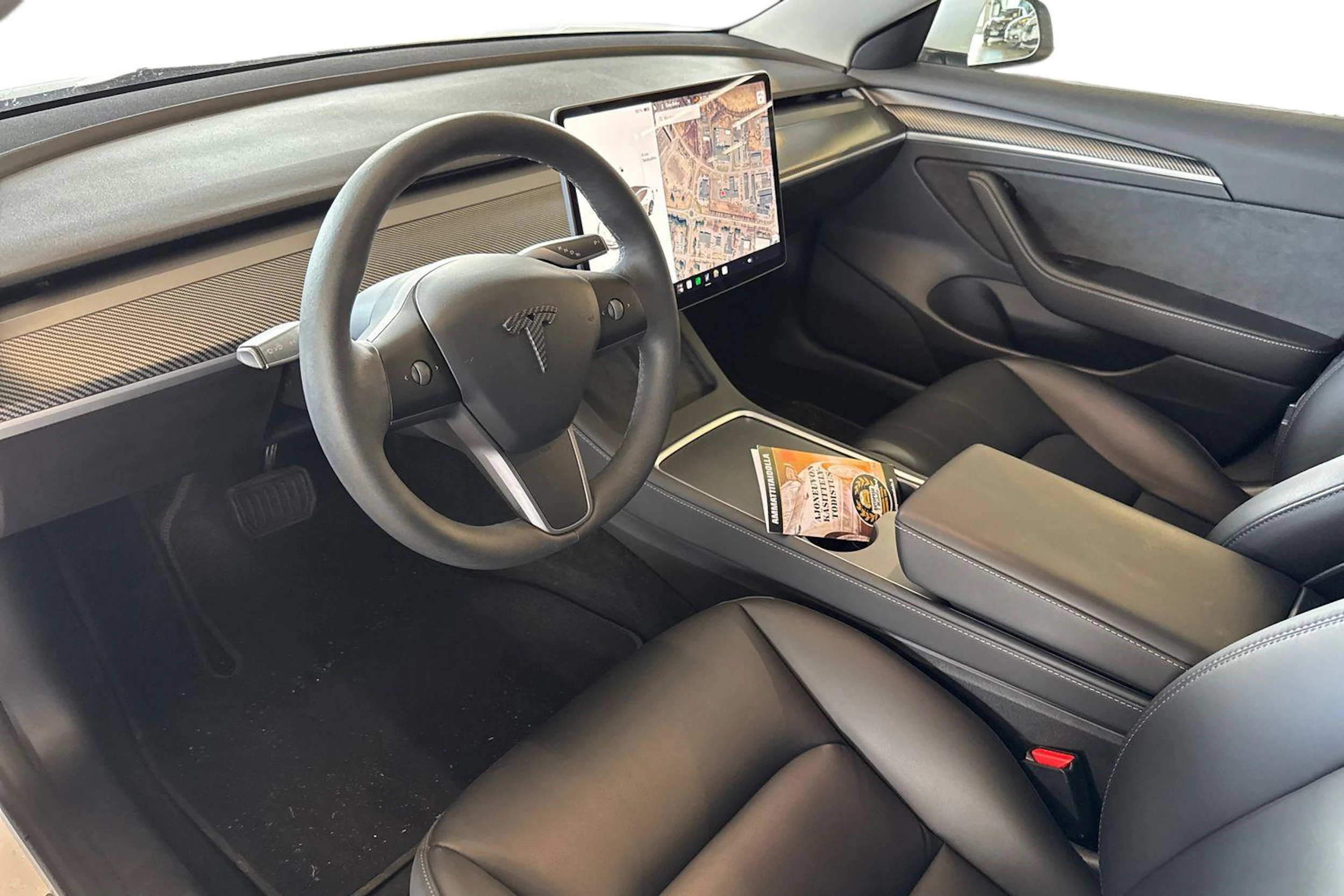 valkoinen Tesla Model 3 2021 kuva 3.