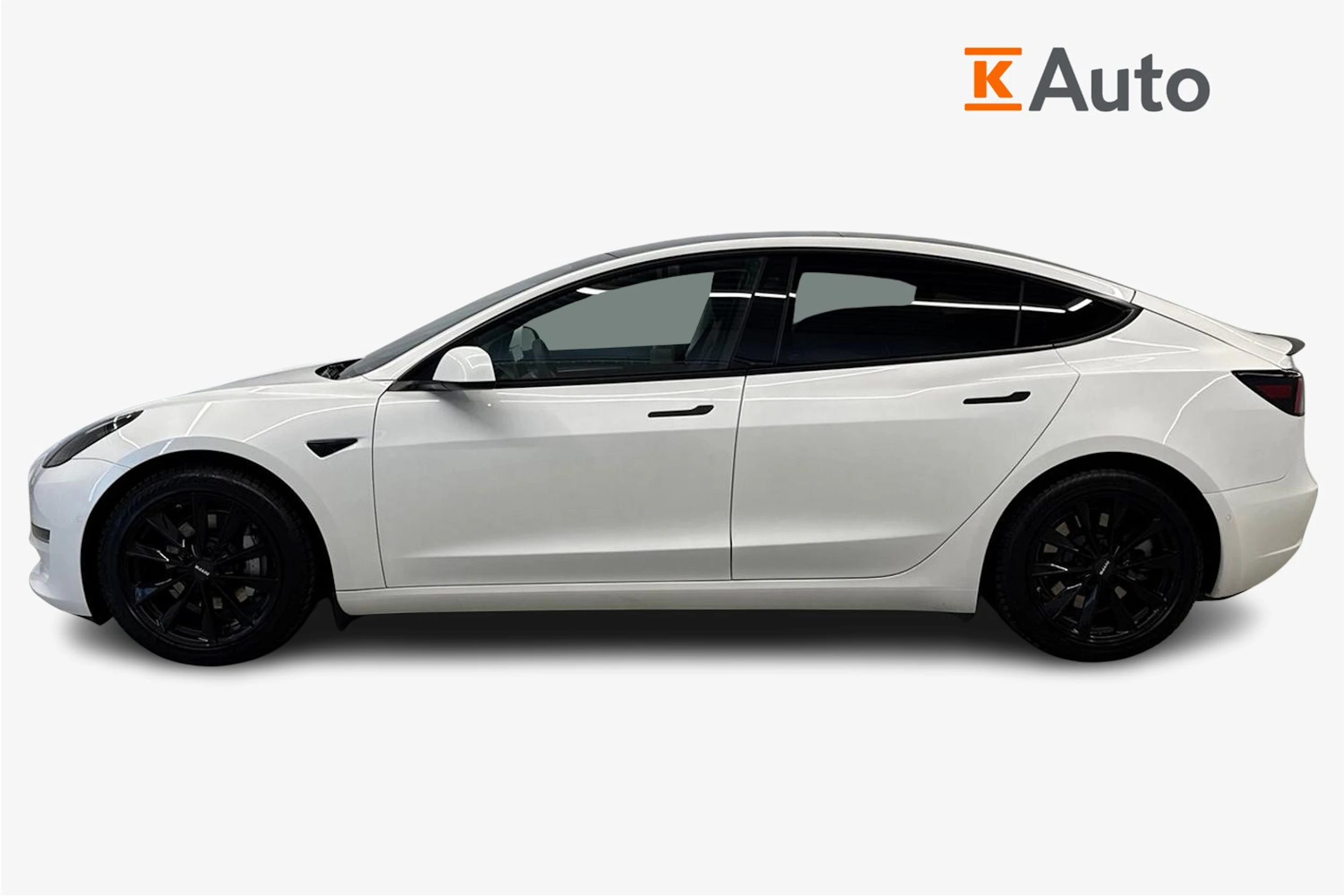 valkoinen Tesla Model 3 2021 kuva 5.