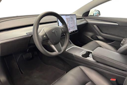 valkoinen Tesla Model 3 2021 kuva 6.