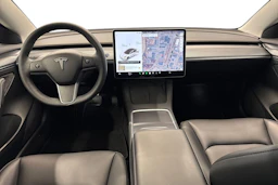 valkoinen Tesla Model 3 2021 kuva 7.