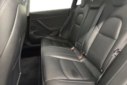 valkoinen Tesla Model 3 2021 kuva 8.