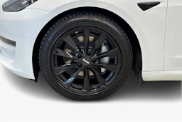 valkoinen Tesla Model 3 2021 kuva 9.