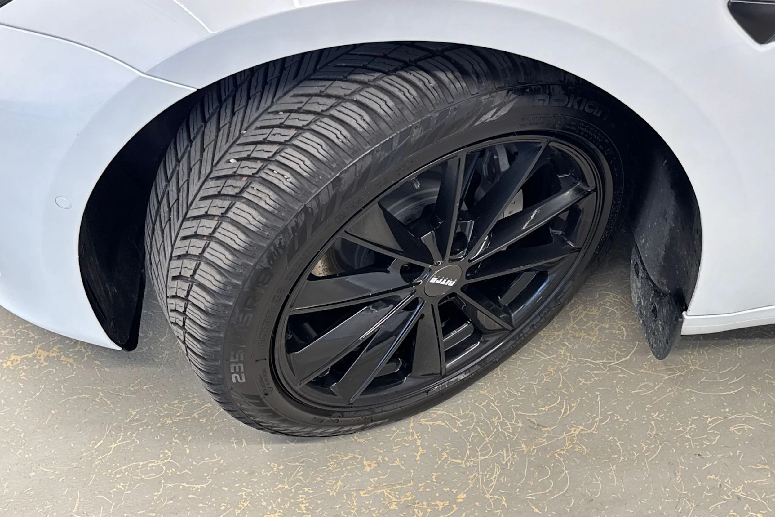 valkoinen Tesla Model 3 2021 kuva 10.