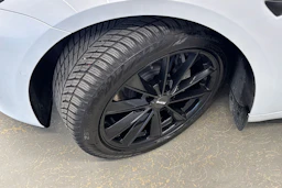 valkoinen Tesla Model 3 2021 kuva 10.