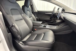 valkoinen Tesla Model 3 2021 kuva 11.