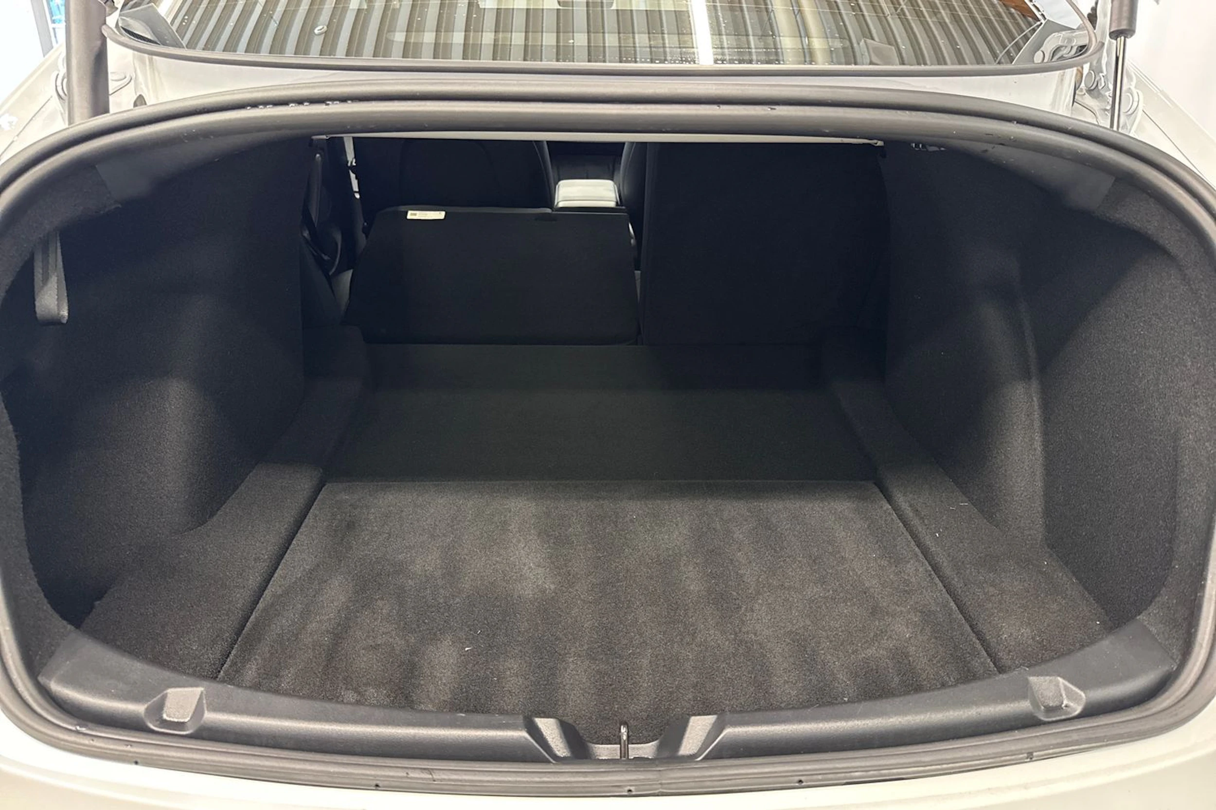 valkoinen Tesla Model 3 2021 kuva 12.