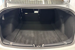 valkoinen Tesla Model 3 2021 kuva 12.