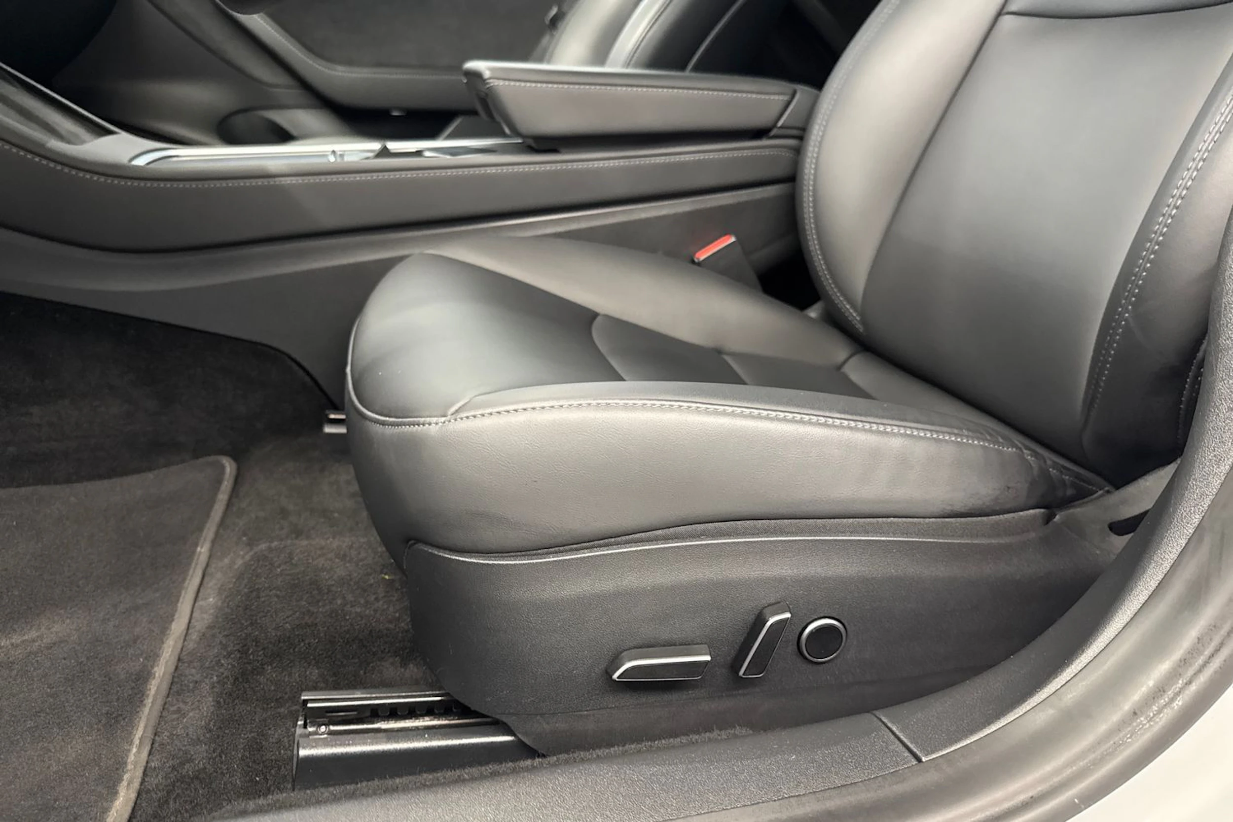 valkoinen Tesla Model 3 2021 kuva 13.