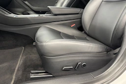 valkoinen Tesla Model 3 2021 kuva 13.