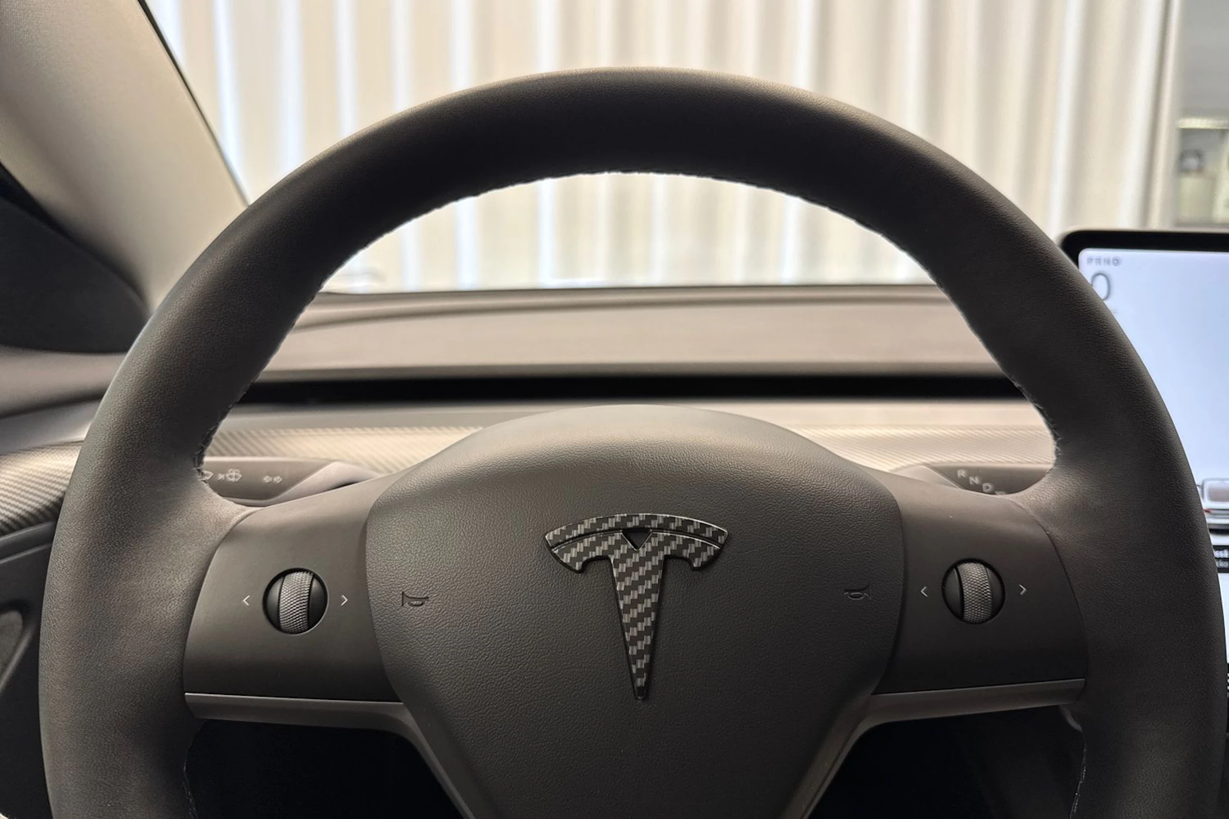 valkoinen Tesla Model 3 2021 kuva 14.