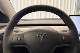 valkoinen Tesla Model 3 2021 kuva 14.