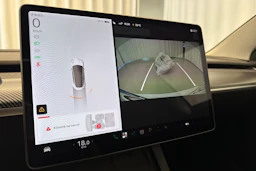 valkoinen Tesla Model 3 2021 kuva 15.