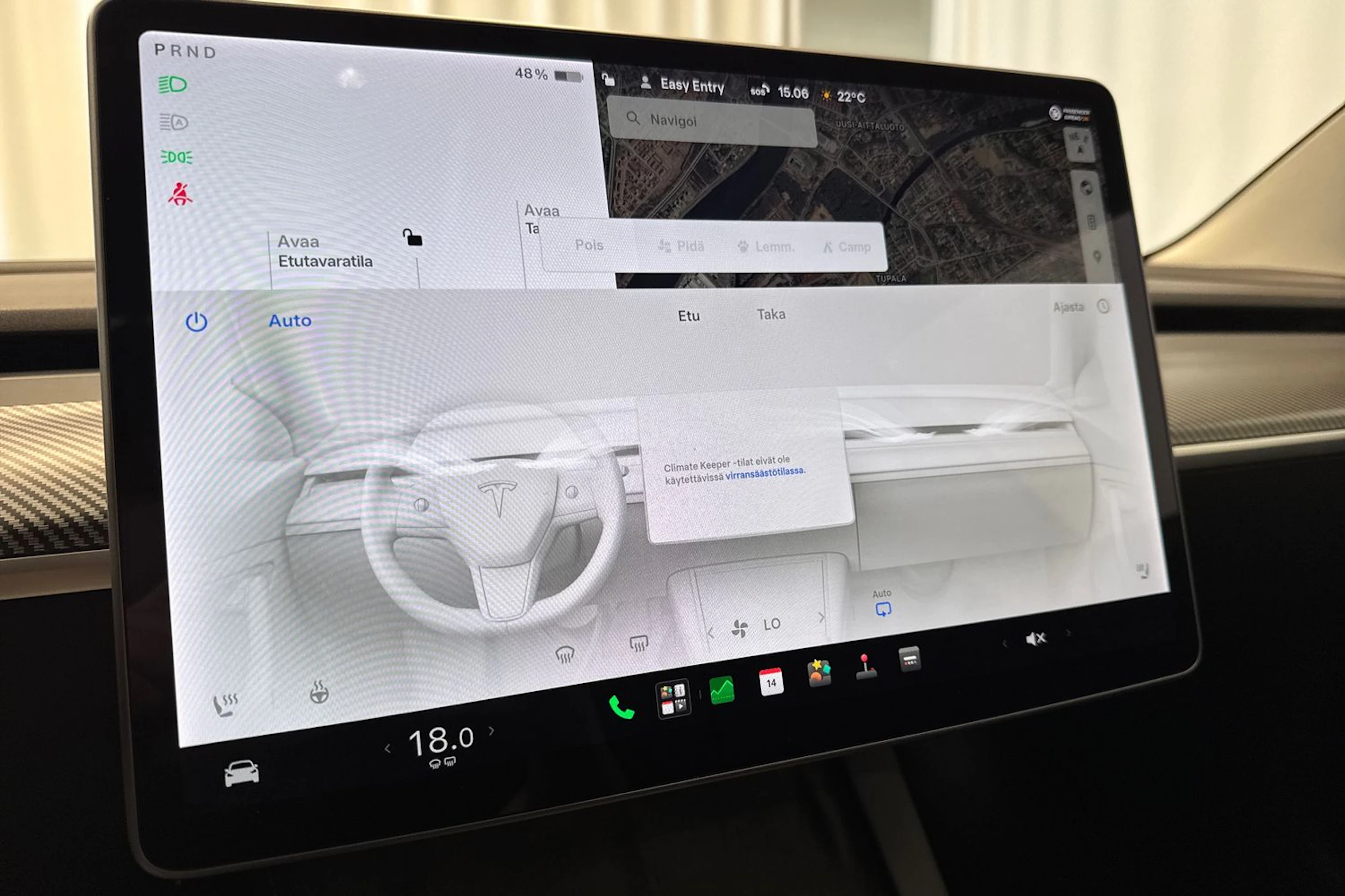 valkoinen Tesla Model 3 2021 kuva 16.
