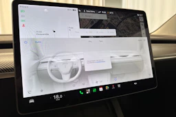 valkoinen Tesla Model 3 2021 kuva 16.