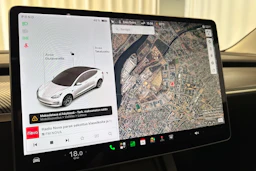 valkoinen Tesla Model 3 2021 kuva 17.