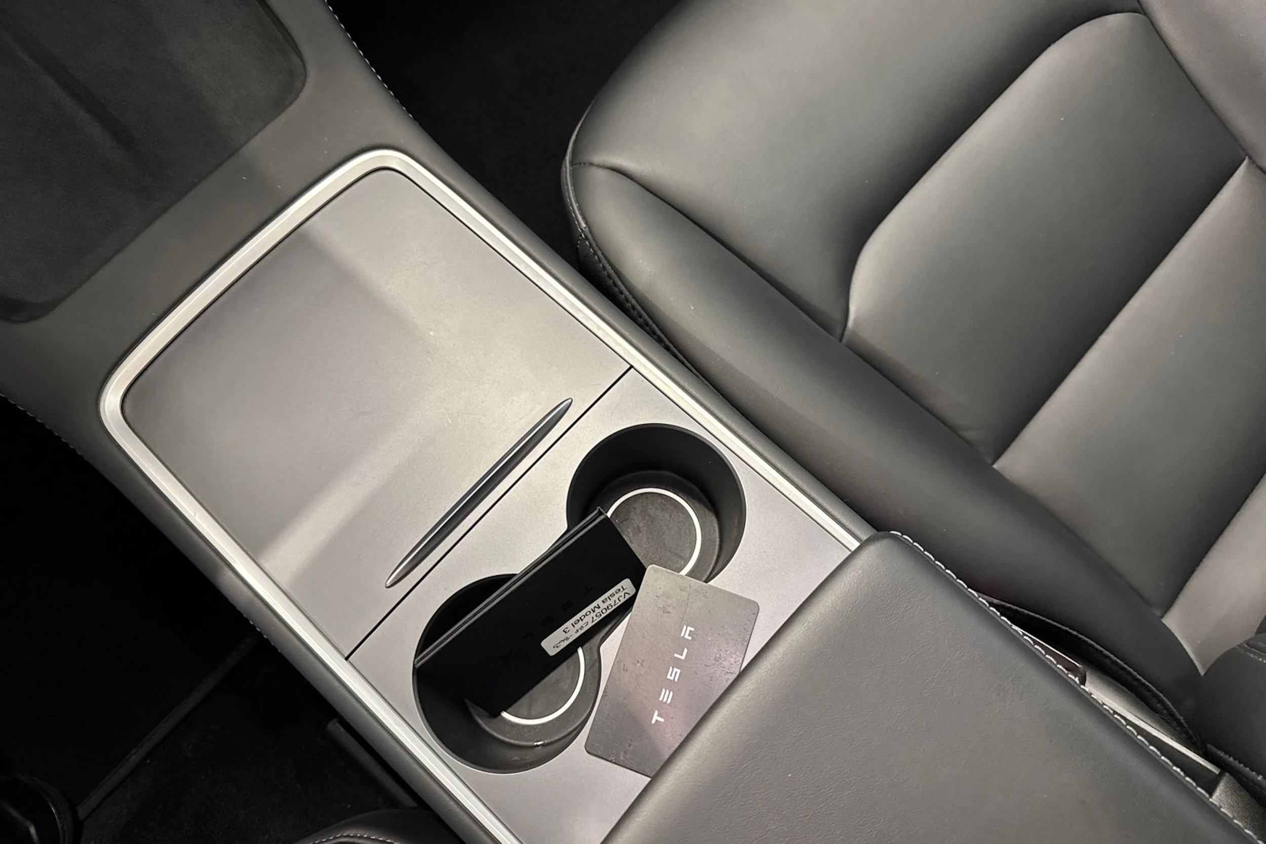 valkoinen Tesla Model 3 2021 kuva 18.