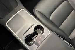 valkoinen Tesla Model 3 2021 kuva 18.