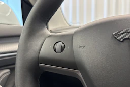valkoinen Tesla Model 3 2021 kuva 19.