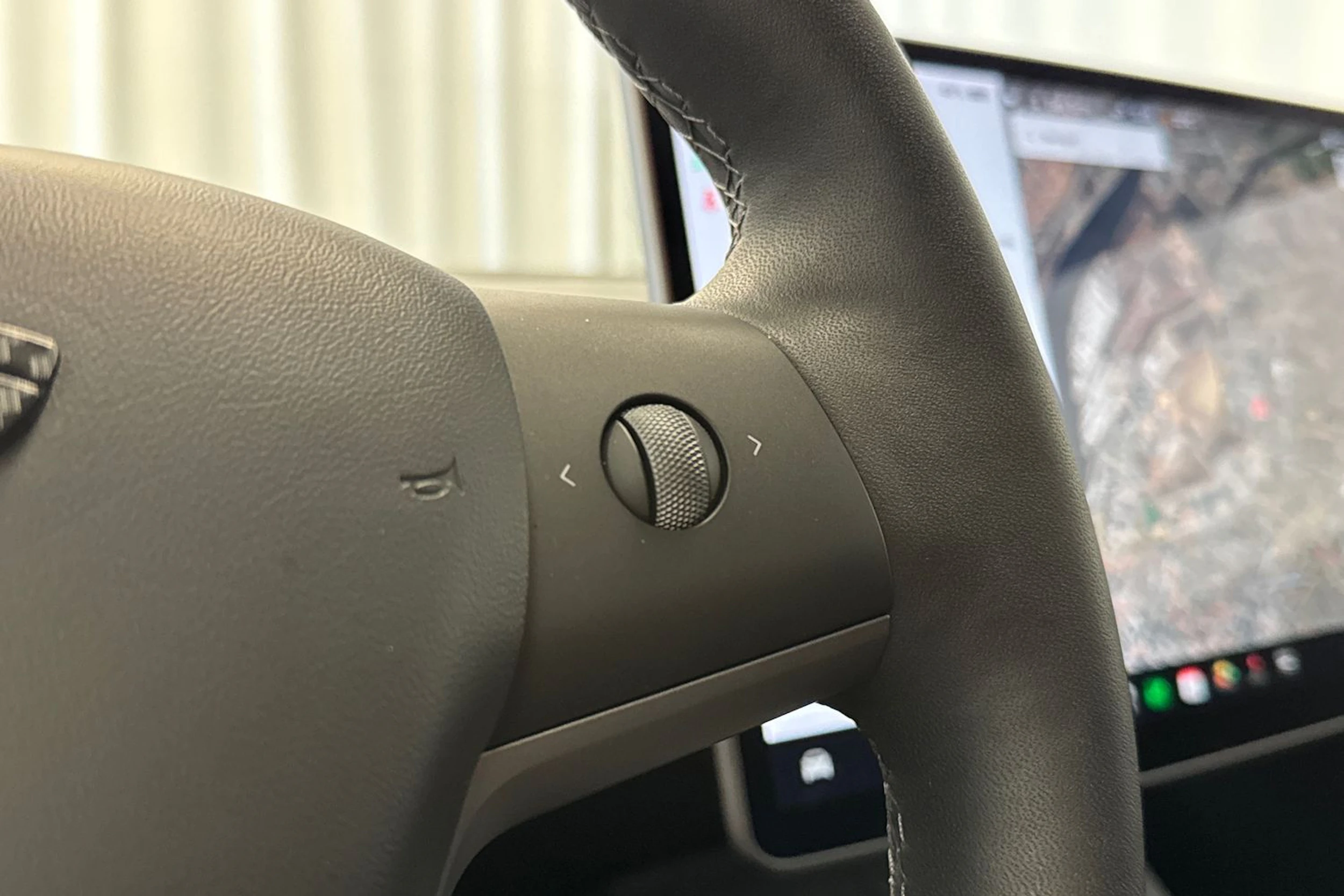 valkoinen Tesla Model 3 2021 kuva 20.