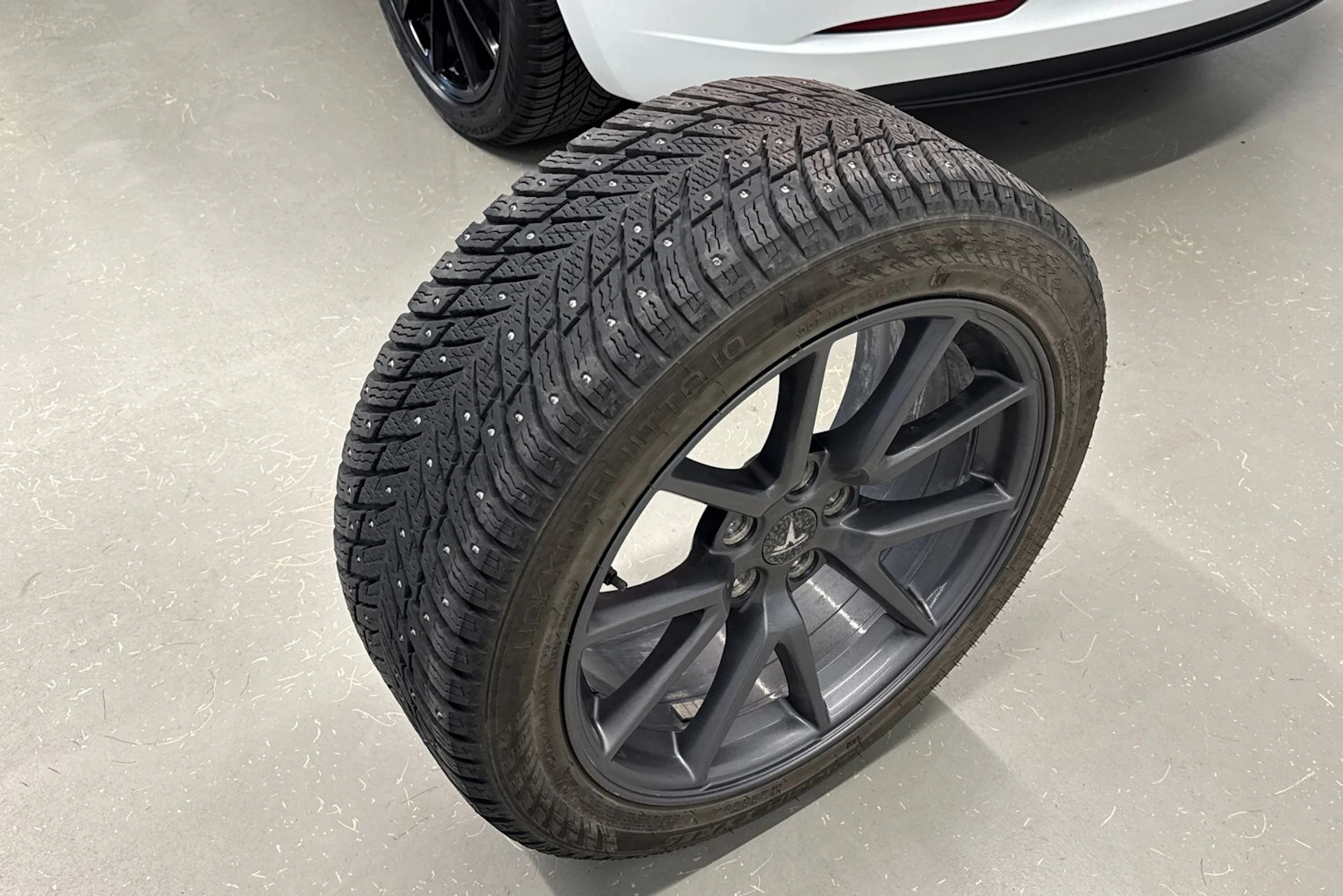 valkoinen Tesla Model 3 2021 kuva 21.