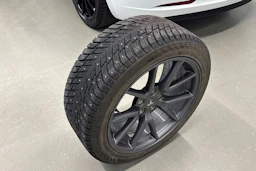 valkoinen Tesla Model 3 2021 kuva 21.