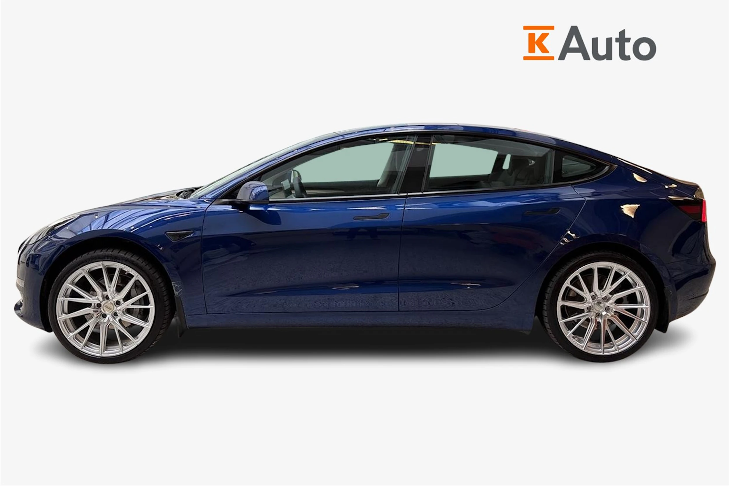 sininen Tesla Model 3 2021 kuva 5.