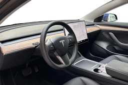 sininen Tesla Model 3 2021 kuva 6.