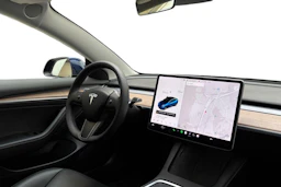 sininen Tesla Model 3 2021 kuva 7.