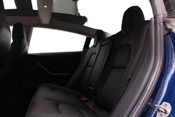 sininen Tesla Model 3 2021 kuva 8.