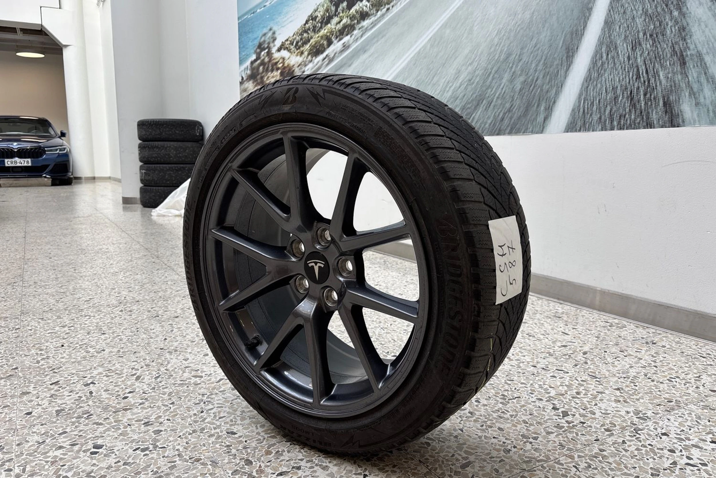 sininen Tesla Model 3 2021 kuva 10.