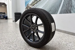 sininen Tesla Model 3 2021 kuva 10.