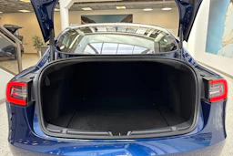 sininen Tesla Model 3 2021 kuva 11.