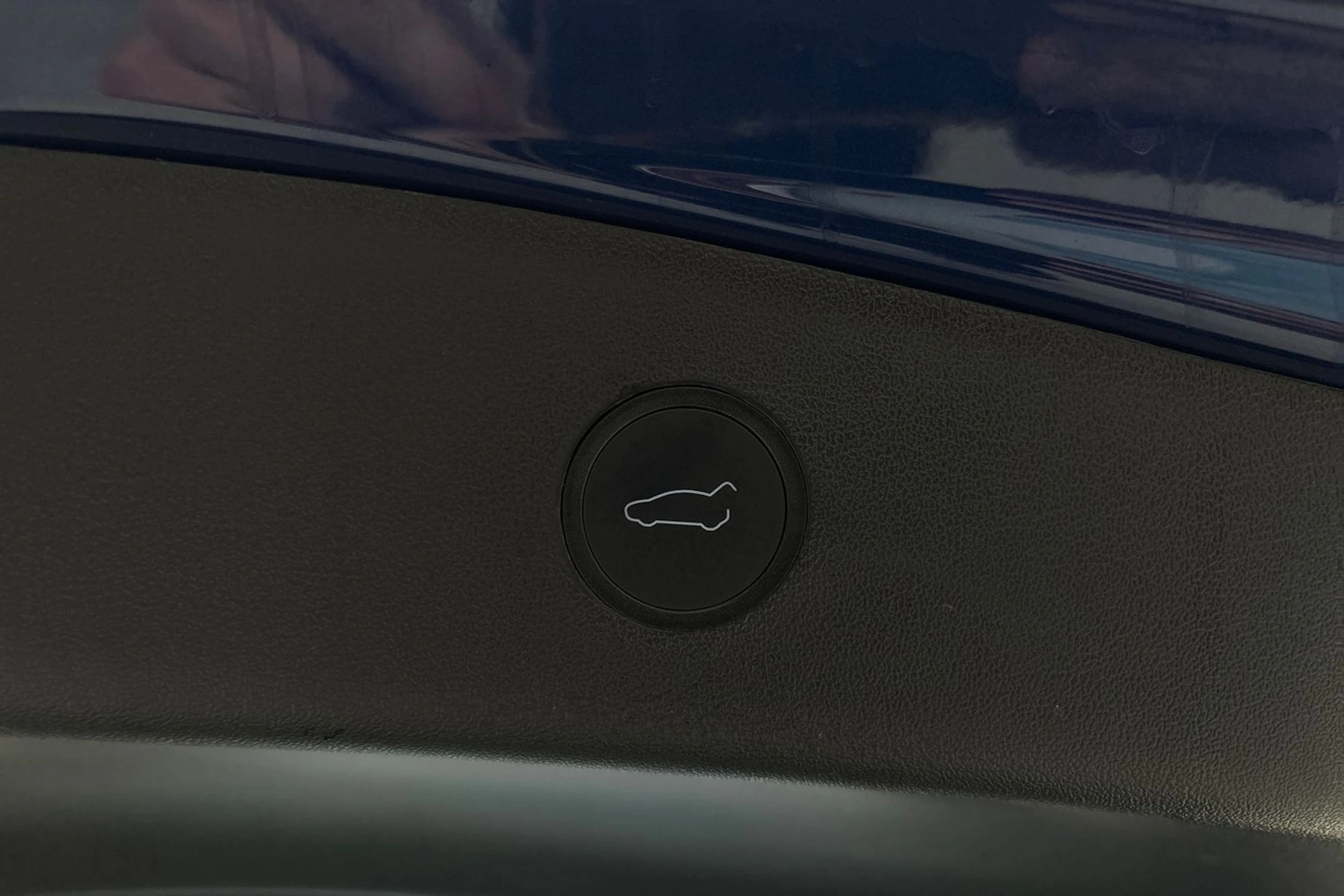 sininen Tesla Model 3 2021 kuva 12.