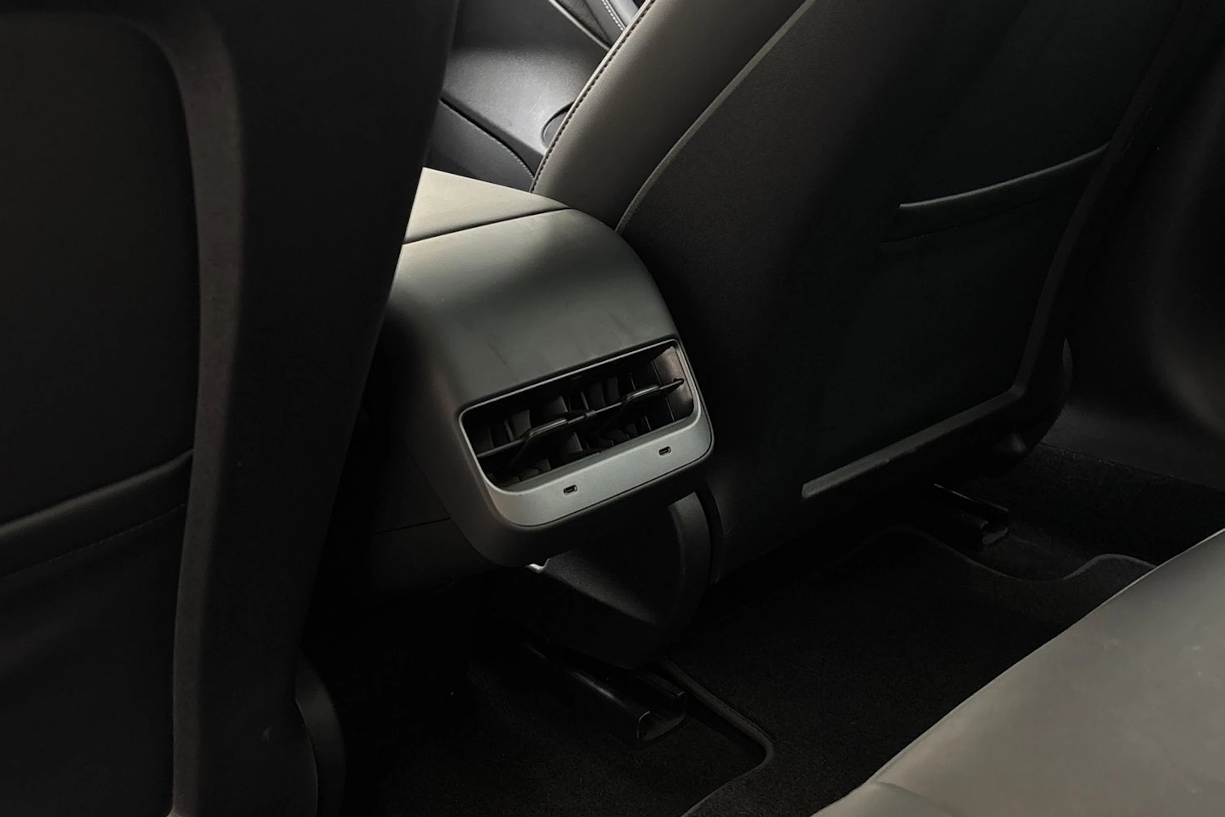 sininen Tesla Model 3 2021 kuva 13.