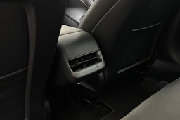 sininen Tesla Model 3 2021 kuva 13.