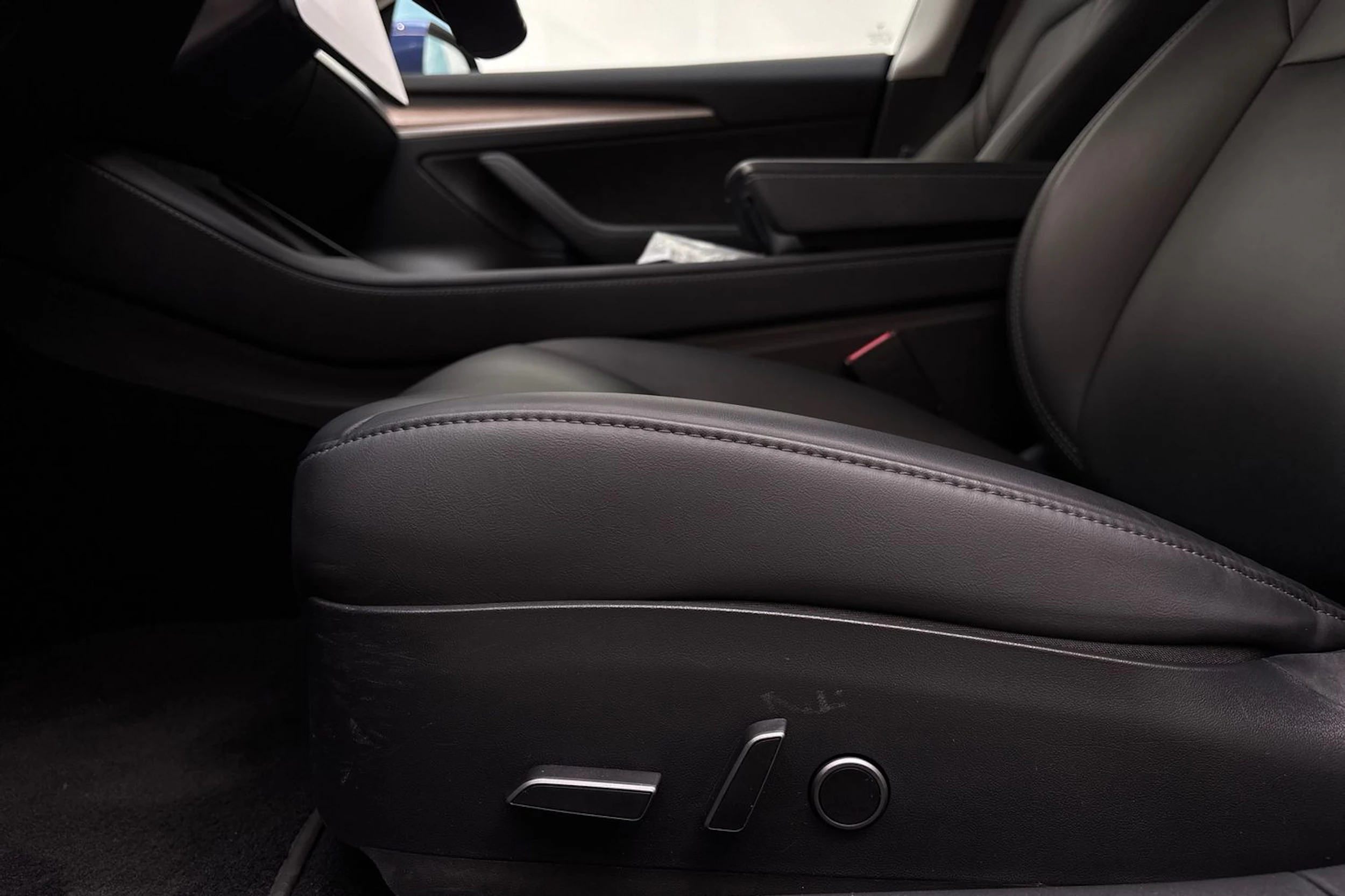 sininen Tesla Model 3 2021 kuva 15.