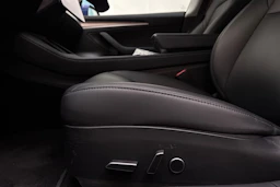 sininen Tesla Model 3 2021 kuva 15.