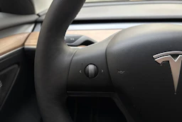 sininen Tesla Model 3 2021 kuva 16.
