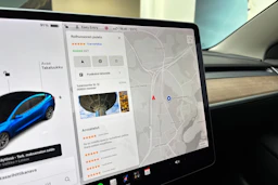 sininen Tesla Model 3 2021 kuva 19.