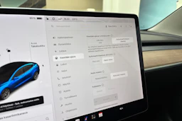 sininen Tesla Model 3 2021 kuva 21.