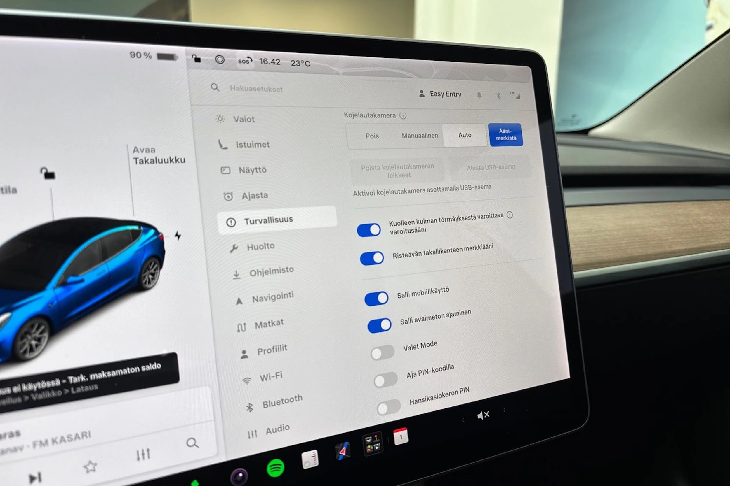 sininen Tesla Model 3 2021 kuva 22.