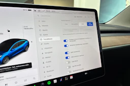 sininen Tesla Model 3 2021 kuva 22.