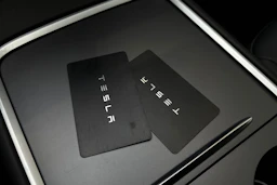 sininen Tesla Model 3 2021 kuva 24.