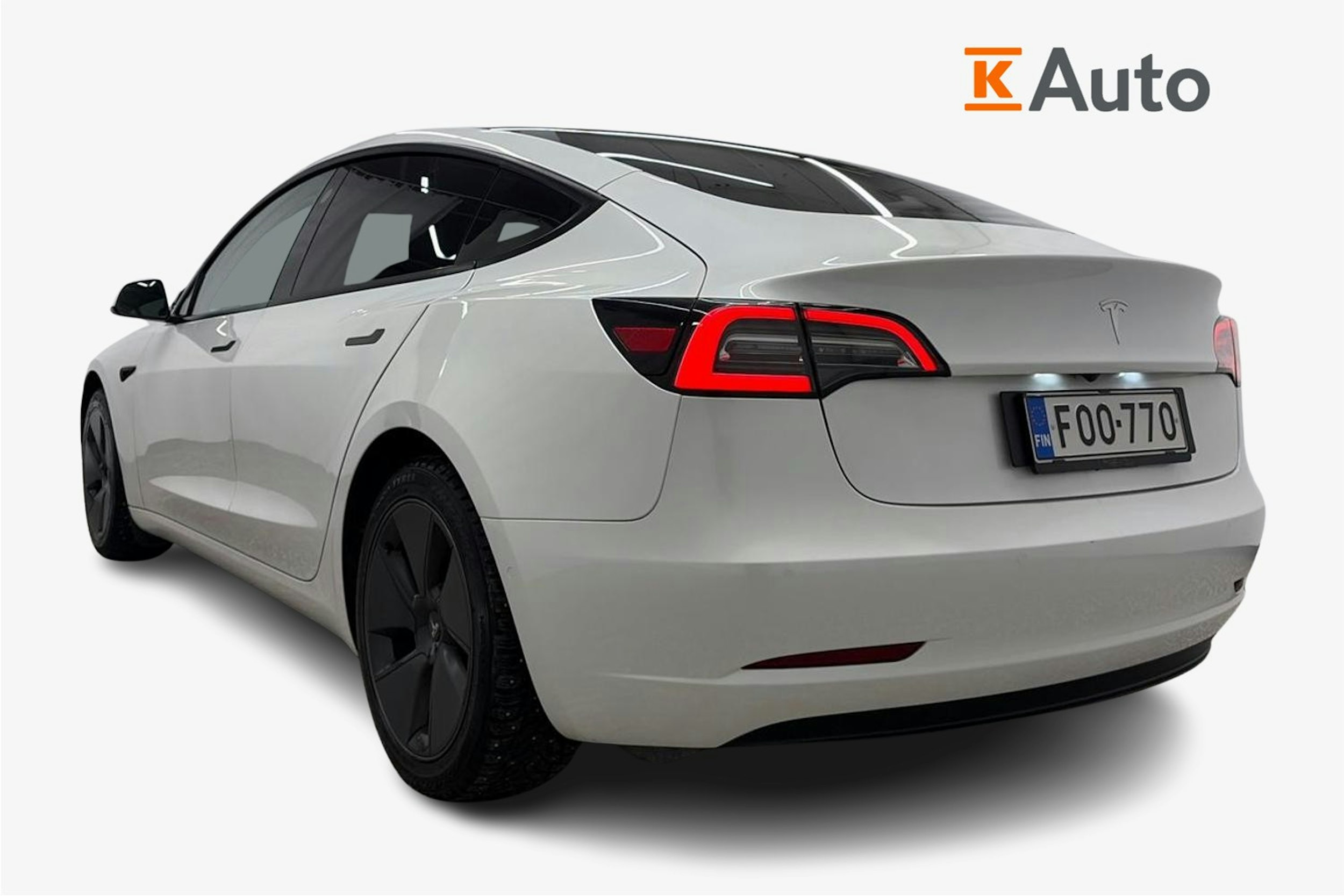 valkoinen Tesla Model 3 2021 kuva 2.