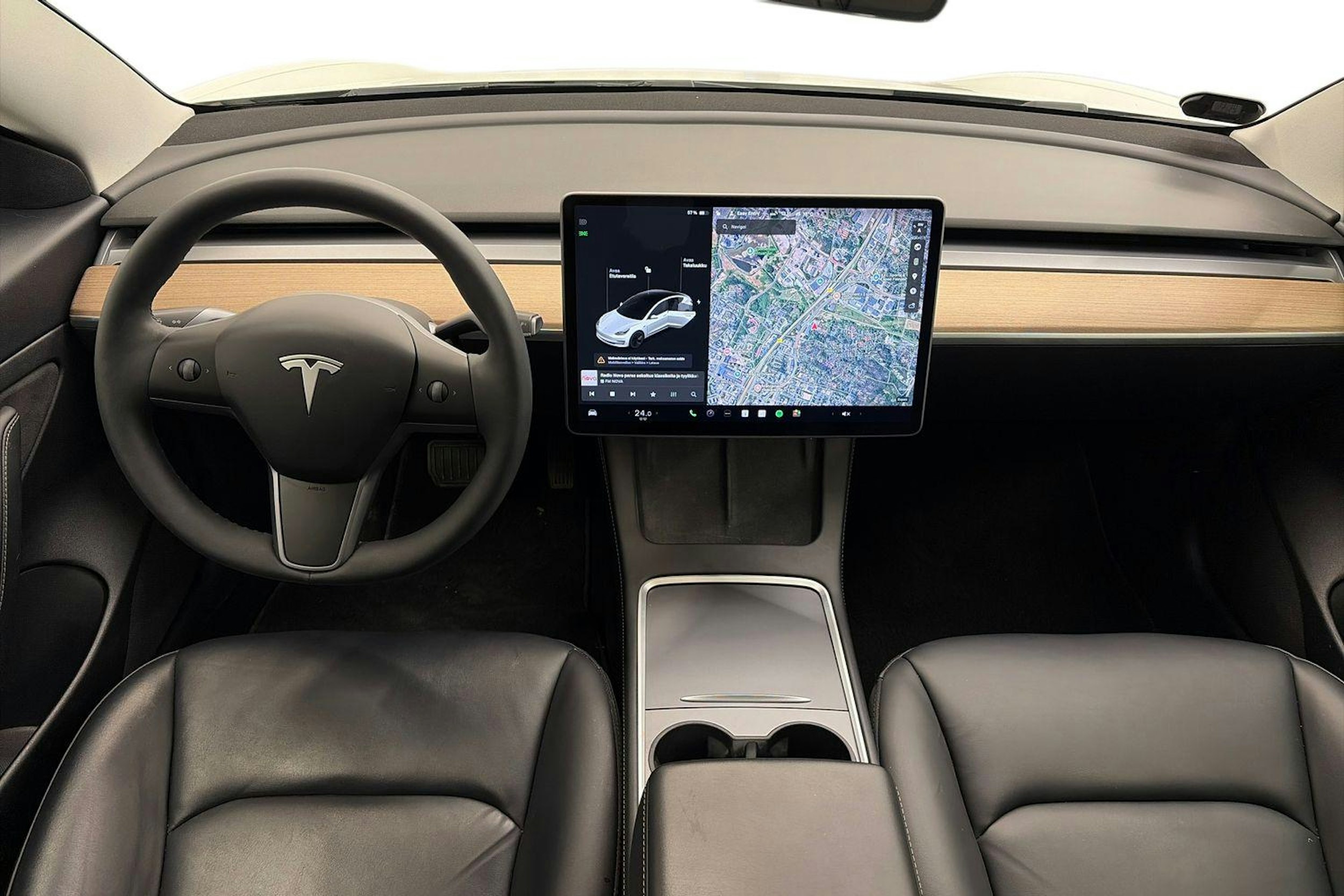 valkoinen Tesla Model 3 2021 kuva 9.