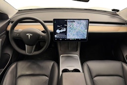 valkoinen Tesla Model 3 2021 kuva 9.