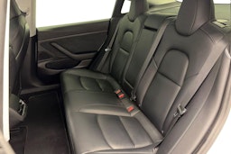 valkoinen Tesla Model 3 2021 kuva 10.