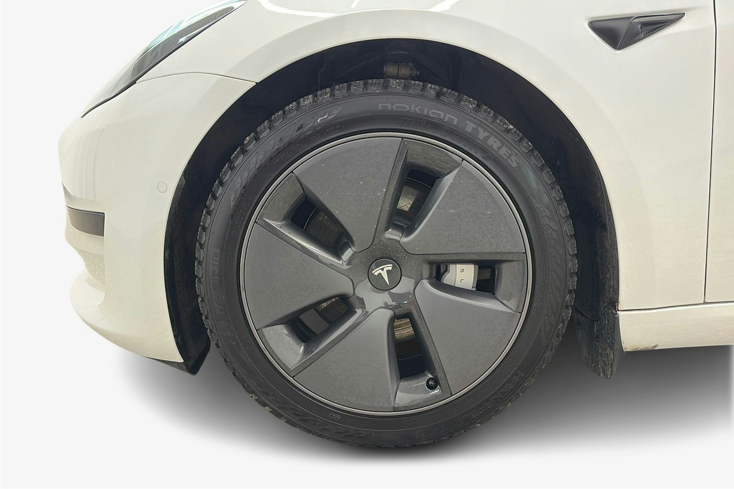 valkoinen Tesla Model 3 2021 kuva 11.
