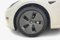valkoinen Tesla Model 3 2021 kuva 11.